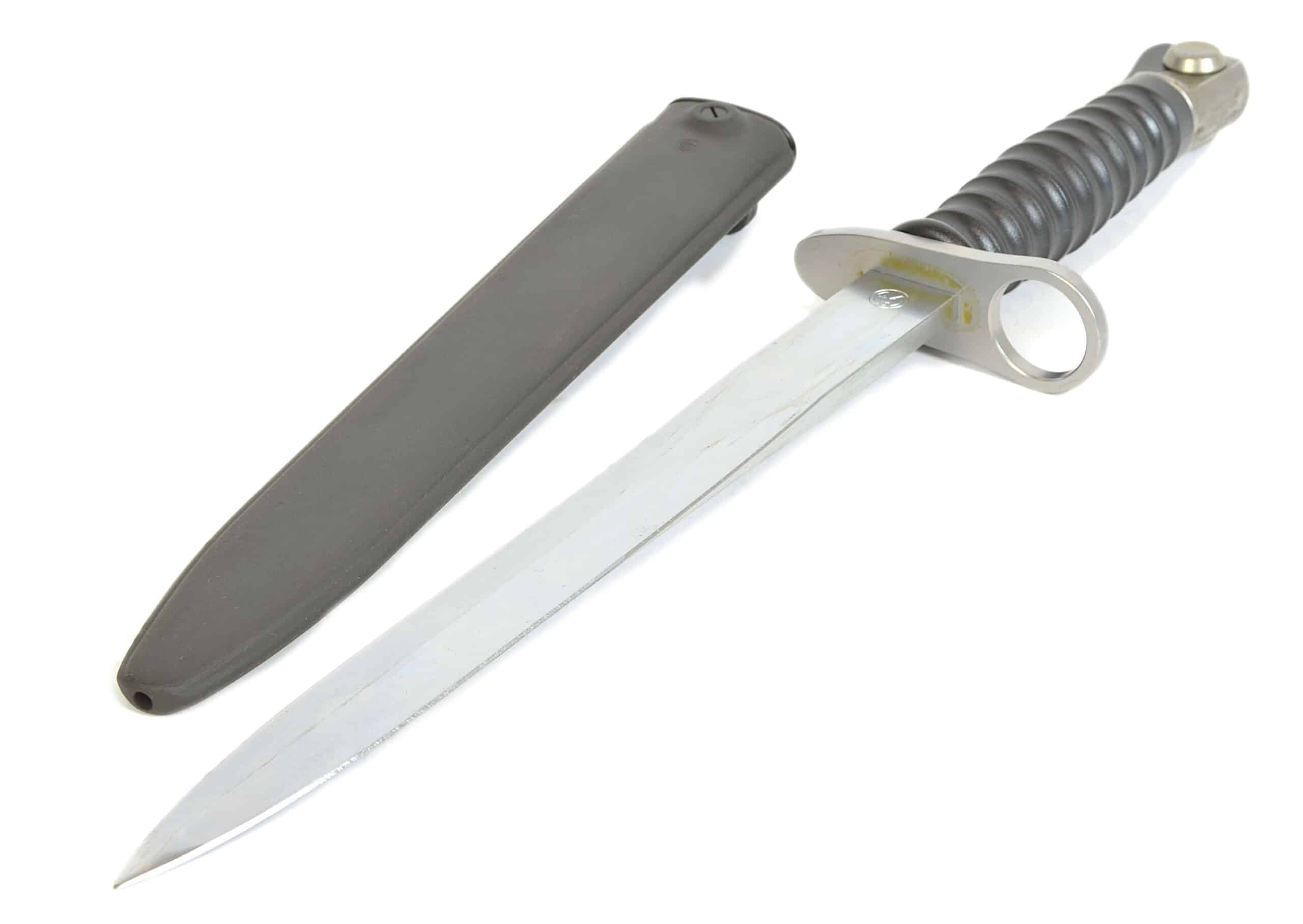 SWISS M57 BAYONET W/ SCABBARD BY WENGER - Image 2